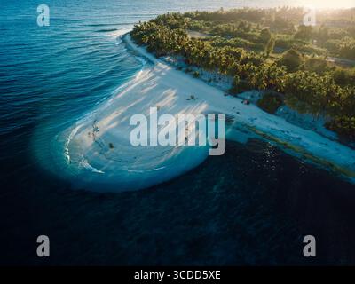 Île des Maldives avec plage et lever de soleil tons soleil. Vue aérienne de la côte océanique sur Fuvahmulah Banque D'Images