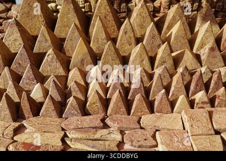 Village de tentes touristiques dans le désert du Thar, près de Jaisalmer, Rajasthan, Inde du Nord, sculptures en bois aux formes géométriques et aux couleurs naturelles, Jaisalmer Banque D'Images