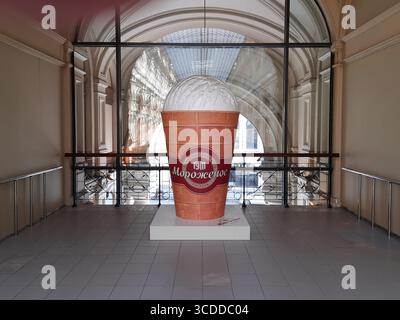 Moscou, Russie - 17 juillet 2025 : cône géant de crème glacée au grand magasin GUM Banque D'Images