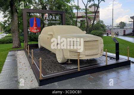 Moscou, Russie - 17 juillet 2025 : sculpture de voiture Aurus en bois à VDNKh Banque D'Images
