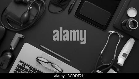 Concept de bureau pour médecin. Divers outils et accessoires médicaux placés sur une table noire comme maquette. Avec ordinateur portable, médecine, stéthoscope, pression Banque D'Images