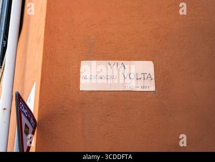 Rue dans Como panneau de la ville VIA Alessandro Volta 1745-1827. Physicien scientifique italien. Italie, Côme - 17 juillet 2025. Banque D'Images