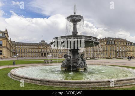 Nouveau Palais avec place du Palais et fontaine. Vue de la ville de Stuttgart, Bade-Wuerttemberg, Allemagne Banque D'Images