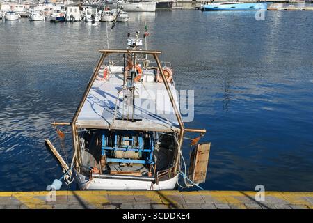 Vue de dessus d'un bateau de pêche amarré dans le Vieux Port, avec le treuil clairement visible sur la poupe, Sanremo (Imperia), Ligurie, Italie Banque D'Images