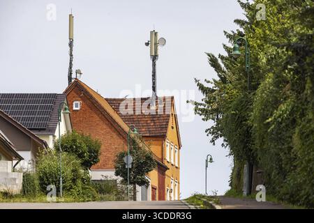 Mât de téléphone portable sur un toit de maison dans une zone rurale. Ohmden, Bade-Wuertemberg, Allemagne Banque D'Images
