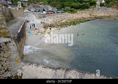 08 AOÛT 2025 - Cornwall, Angleterre, Royaume-Uni - le pittoresque village balnéaire et le port de Lamorna à la pointe sud-ouest de Cornwall Banque D'Images
