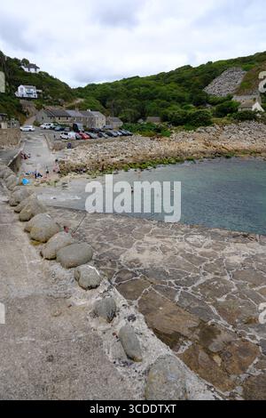 08 AOÛT 2025 - Cornwall, Angleterre, Royaume-Uni - le pittoresque village balnéaire et le port de Lamorna à la pointe sud-ouest de Cornwall Banque D'Images