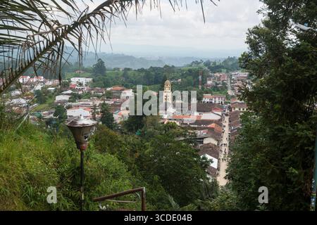 Vue aérienne à travers la végétation sur la ville de Salento, département de Quindío, Colombie Banque D'Images