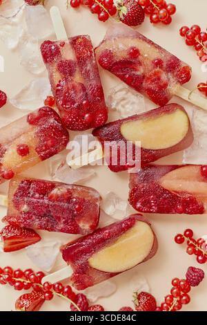 Maison congelée diverses baies rouges jus naturel popsicles - paletas - glace POPS. Vue de dessus, à plat, en hauteur. Concept de collation estivale saine Banque D'Images