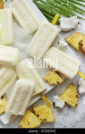 Popsicles végétaliennes maison à base de lait de coco et d'ananas. Délicieuse collation estivale saine. Vue de dessus, pose à plat Banque D'Images