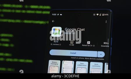 Écran de l'application Google Chat avec arrière-plan de codage Banque D'Images
