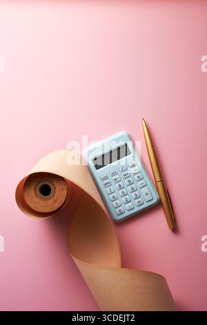 ajout de ruban adhésif, stylo et calculatrice sur fond rose Banque D'Images