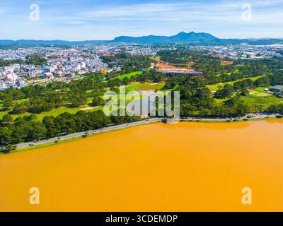 Vue aérienne du lac Xuan Huong et du parcours de golf verdoyant avec toile de fond de montagne dans la ville de Da Lat, Central Highlands, Vietnam Banque D'Images