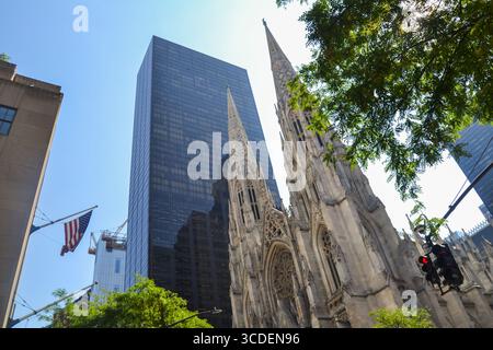 Cathédrale St Patrick et Trump Tower, New York Banque D'Images
