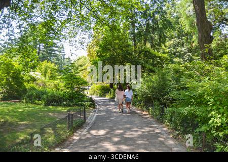 Femme et fille visitant Central Park, New York Banque D'Images