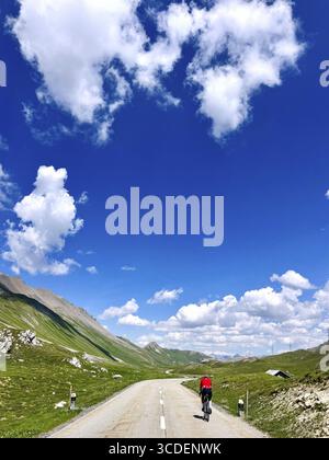 Tour en vélo de route dans les Alpes suisses, col de l'Albula, Graubuenden, Suisse Banque D'Images