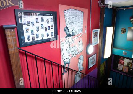Vue du marché Afflecks dans le quartier nord, avec des stands indépendants et de petits magasins vendant des articles d'occasion et vintage, Manchester, 10 août, Banque D'Images