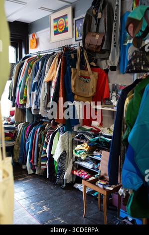 Vue du marché Afflecks dans le quartier nord, avec des stands indépendants et de petits magasins vendant des articles d'occasion et vintage, Manchester, 10 août, Banque D'Images