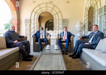 Sevenoaks, Royaume-Uni. 09 août 2025. Le vice-président américain JD Vance, 2e à droite, aux côtés du ministre britannique des Affaires étrangères David Lammy, 2e à gauche, rencontre le secrétaire à la sécurité nationale ukrainienne Rustem Umerov, à gauche, et le chef de cabinet présidentiel Andriy Yermak, à droite, à Chevening House, le 9 août 2025 à Sevenoaks, Angleterre. Lammy accueille la famille Vance pour le début de leurs vacances au Royaume-Uni. Crédit : photo de la piscine/photo de la Maison Blanche/Alamy Live News Banque D'Images