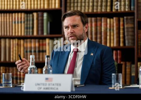 Sevenoaks, Royaume-Uni. 09 août 2025. Le vice-président américain JD Vance, commente lors d’une réunion avec des partenaires européens pour discuter d’un accord de cessez-le-feu avec la Russie et l’Ukraine à Chevening House, le 9 août 2025 à Sevenoaks, en Angleterre. Crédit : photo de la piscine/photo de la Maison Blanche/Alamy Live News Banque D'Images