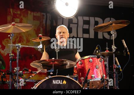Stiff Little Fingers se produisant aux soirées d'été au Bandstand Glasgow mardi 12 août 2025 crédit : James Edmond / Alamy Stock photo / Alamy Live News Banque D'Images