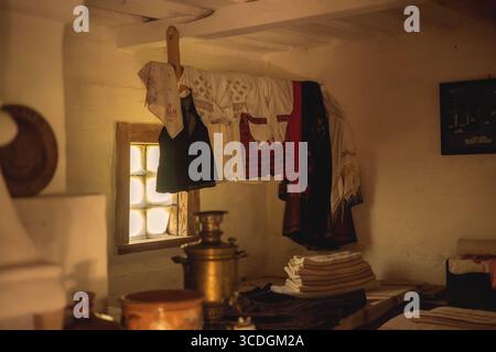 intérieur rural ancienne maison ukrainienne en bois Banque D'Images