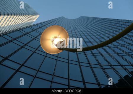 Quartier financier de Francfort - vue sur les gratte-ciels modernes - façades en verre à la lumière du soleil Banque D'Images