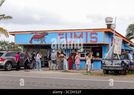 Oahu, Hawaii - 25 mars 2022 : célèbre camion de crevettes Fumis le long de l'autoroute à Oahu Banque D'Images
