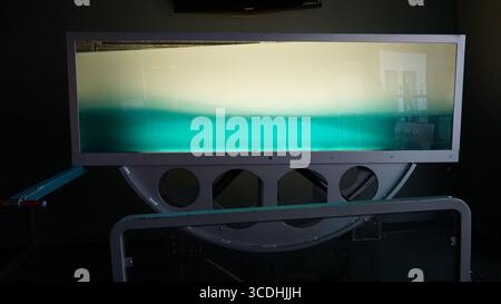 Exposition éducative d'un grand réservoir d'ondes transparent de dynamique des fluides dans un musée des sciences, montrant l'eau en couches avec des courants visibles et la densité diffe Banque D'Images