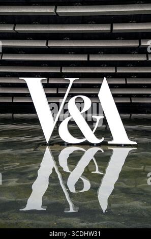 Panneau devant le V&A Museum à Dundee, Écosse, Royaume-Uni. Banque D'Images