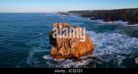 Vue aérienne depuis un drone de la chaîne de montagnes Urro del Manzano dans le géoparc Costa Quebrada. Liencres, mer Cantabrique, Cantabrie, Espagne, Europe Banque D'Images