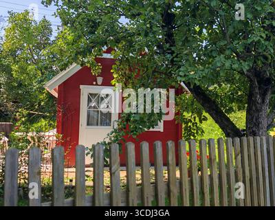 clôture en bois comme démarcation à d'autres terres et propriété clôture en bois comme démarcation à d'autres terres Banque D'Images clôture en bois comme démarcation à d'autres terres et propriété clôture en bois comme démarcation à d'autres terres Banque D'Images