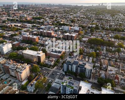 Une vue aérienne surélevée capture un paysage urbain tentaculaire, mettant en valeur un mélange de bâtiments résidentiels et de maisons nichées Banque D'Images