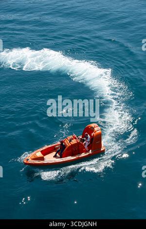 Équipage d'embarcation de sauvetage pratiquant un exercice d'urgence Banque D'Images