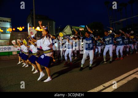 Tokushima, Japon. 13 août 2025. Les membres du club de baseball Tokushima participent à l'Awa Odori en uniforme à Tokushima, au Japon, le 13 août 2025. (Photo de Marc Fernandes/NurPhoto)0 crédit : NurPhoto SRL/Alamy Live News Banque D'Images