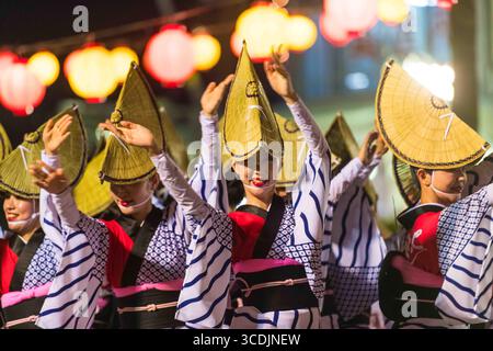 Tokushima, Japon. 13 août 2025. Un groupe de danseurs se déplace en formation dans les rues de Tokushima, au Japon, le 13 août 2025, alors qu'ils exécutent la danse Awa odori. (Photo de Marc Fernandes/NurPhoto) crédit : NurPhoto SRL/Alamy Live News Banque D'Images