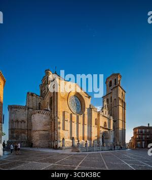 Toro, Espagne, 17 juillet 2025, les visiteurs admirent la superbe architecture romane de la collégiale Santa Maria la Mayor de Toro, qui brille en e. Banque D'Images