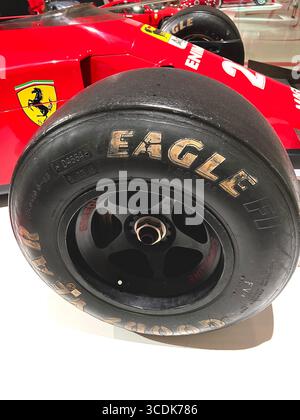 Un pneu usé sur une voiture de course F1 hors service exposée au Museo Enzo Ferrari de Modène, IT. Banque D'Images