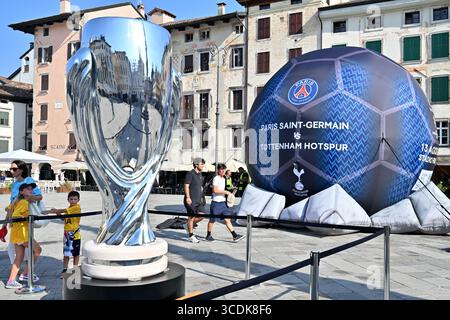Udine, Italie. 13 août 2025. Udine, Italie, 13 août 2025, ville Udine avant le match de Super Coupe de l'UEFA entre le Paris Saint-Germain (France) et Tottenham Hotspur (Angleterre) au stade Friuli, Udine, Italie. (Photo par Igor Kupljenik/Sports Press photo) crédit : SPP Sport Press photo. /Alamy Live News Banque D'Images