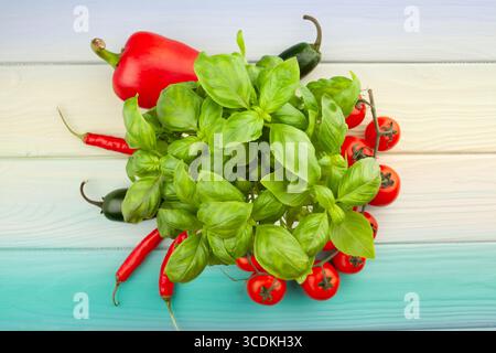 basilic feuilles mélange de légumes sur fond de bois vue de dessus Banque D'Images