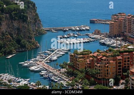 Port de Monaco depuis les jardins botaniques de Monaco. Vue générale de la ville, du port et du littoral depuis les jardins botaniques exotiques. Banque D'Images