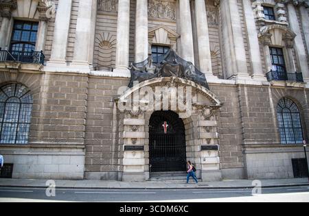 Entrée de la Cour pénale centrale de Londres, connue sous le nom de Old Bailey, montrant sa façade en pierre grandiose et ses détails architecturaux historiques. Banque D'Images