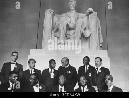 MARCHE DES DROITS CIVILS SUR WASHINGTON 28 AOÛT 1963. Martin Luther King Jr. assis deuxième à partir de la droite sur le Lincoln Memorial avec d'autres leaders des droits civiques. Photo : Rowland Scherman. Banque D'Images