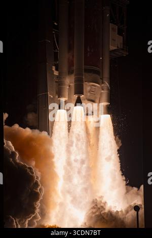 Merritt Island, Floride, États-Unis. 12 août 2025. Une fusée Vulcan Centaur de l'United Launch Alliance (ULA) est lancée depuis le Space Launch Complex-41 (SLC-41), Cape Canaveral Space Force Station, Floride, le 12 août 2025, à 20 h 56 HAE, transportant deux satellites de sécurité nationale américains pour la Space Force and Space Systems Command (crédit image : © Jennifer Briggs/ZUMA Press Wire) USAGE ÉDITORIAL SEULEMENT ! Non destiné à UN USAGE commercial ! Banque D'Images