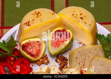 Fromage de brebis, figues et noix présentés sur la table Banque D'Images