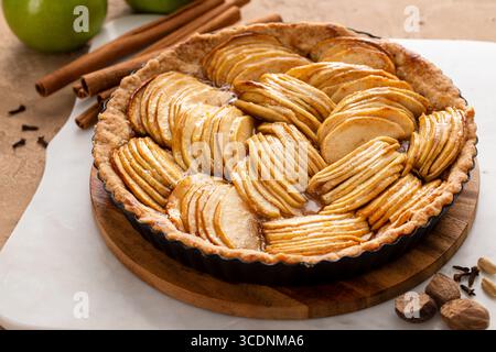 Tarte aux pommes ou tarte avec tranches de pommes disposées sur le dessus cuites avec de la cannelle et de la muscade Banque D'Images