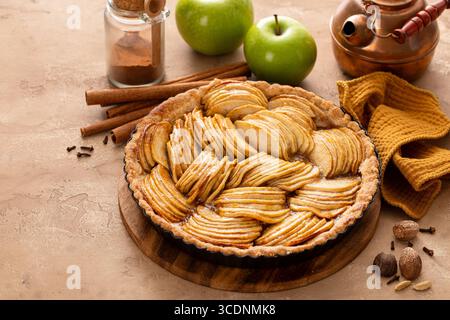 Tarte aux pommes ou tarte avec tranches de pommes disposées sur le dessus cuites avec de la cannelle et de la muscade Banque D'Images