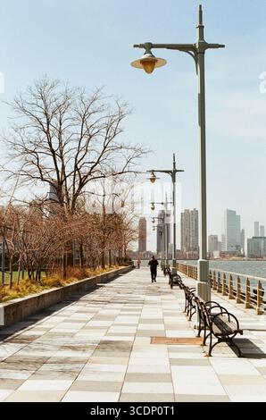 Hudson River Park à Tribeca, New York, avec le front de mer et la ligne d'horizon en arrière-plan. Banque D'Images