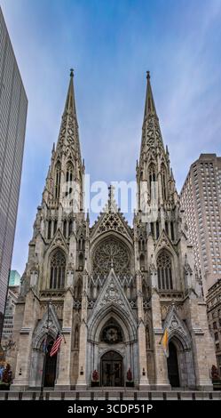 La Cathédrale Patrick avec son architecture gothique ornée et ses flèches, entourée de gratte-ciels modernes à New York, décorée pour Noël Banque D'Images