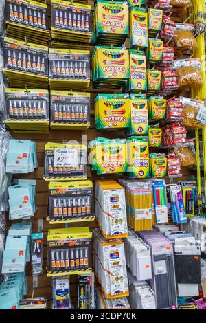 Miami Beach Florida, Collins Avenue, Dollar Star, magasins à rabais profond à faible revenu, magasin de variété, intérieur, étagères d'étagères à vendre, prix ta Banque D'Images